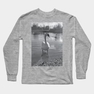 Swan photo black and white Long Sleeve T-Shirt